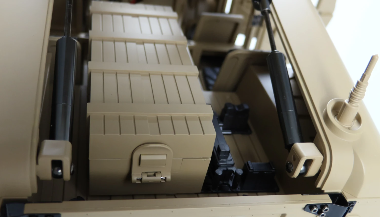 4x4 U.S. Militär Truck 1:10 Desert Sand 9 4x4 U.S. Militär Truck 1:10 Desert Sand – Bild 9