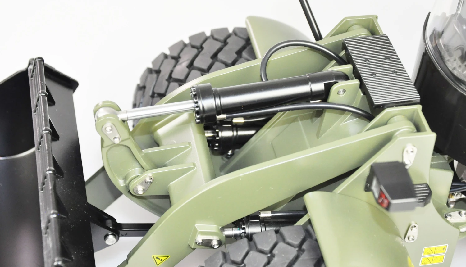 Hydraulik Militär-Radlader G921H Vollmetall 1:16, RTR, Olivgrün 5 Hydraulik Militär-Radlader G921H Vollmetall 1:16, RTR, Olivgrün – Bild 5